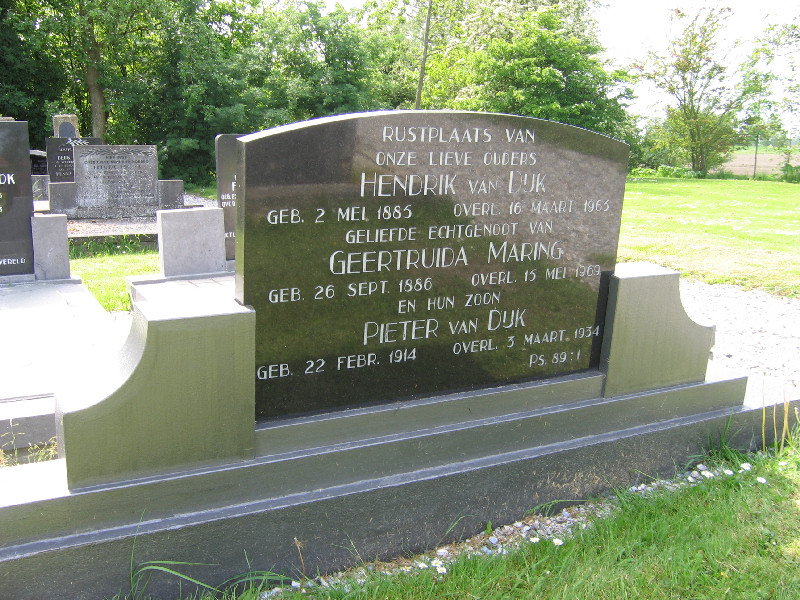 hendrik van dijk en geertruida maring, graf on 26 May 2005.